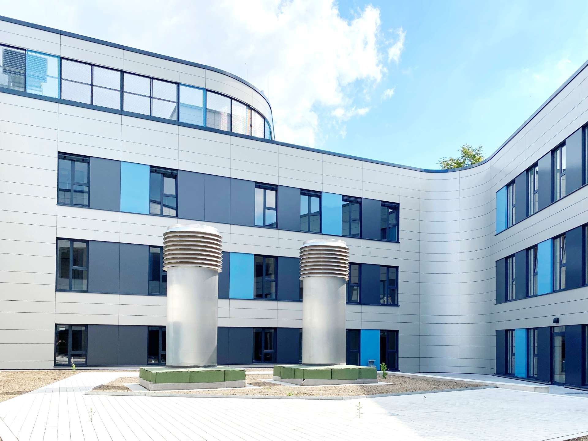 modernes Gebäude mit Lüftungsschächten, die hervorstechen